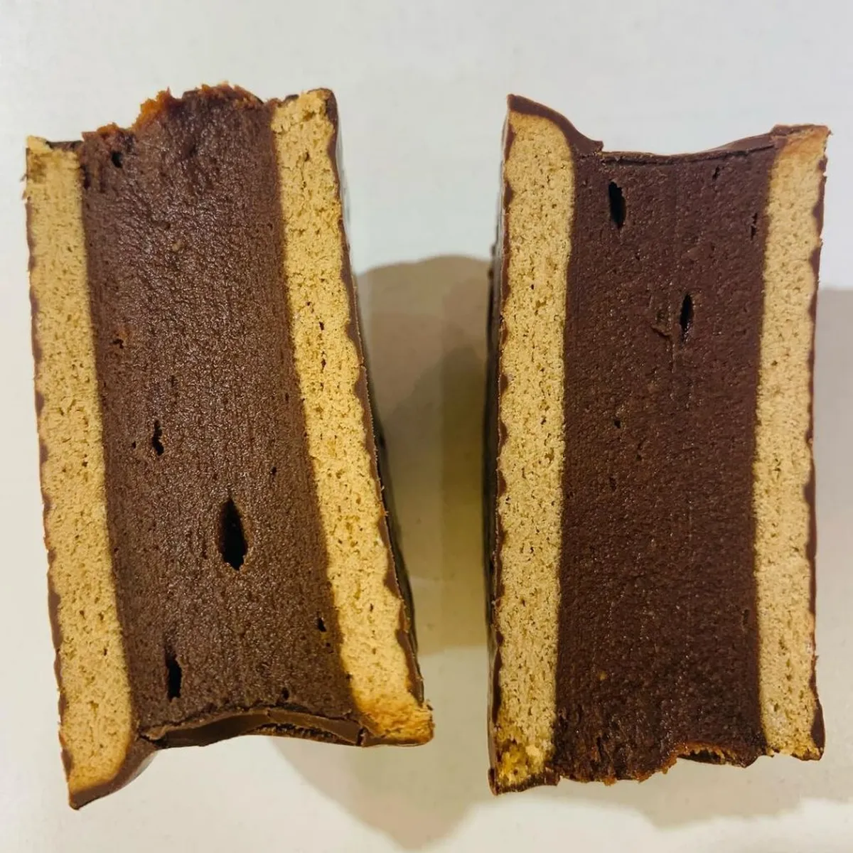 alfajor con una intensa crema bariloche